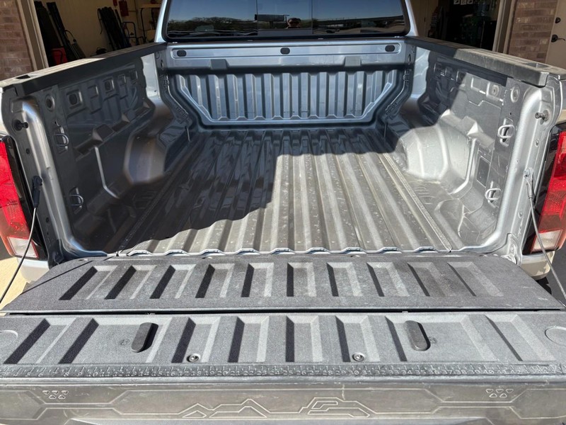 Chevrolet Colorado Vehicle Full-screen Gallery Image 17