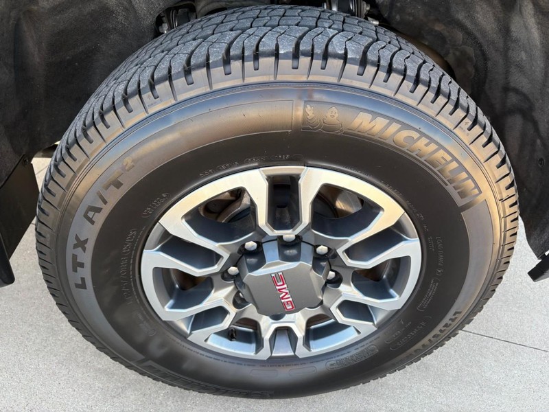 GMC Sierra 2500HD Vehicle Full-screen Gallery Image 10