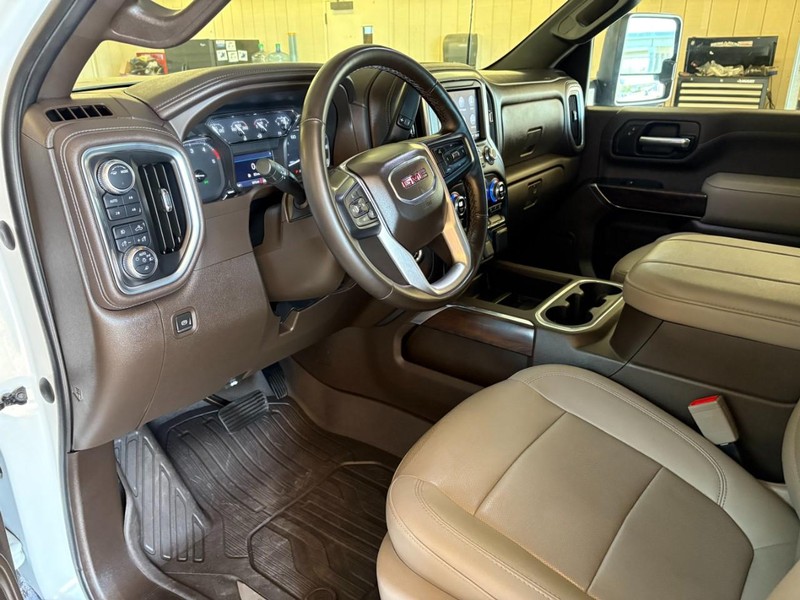 GMC Sierra 2500HD Vehicle Full-screen Gallery Image 16