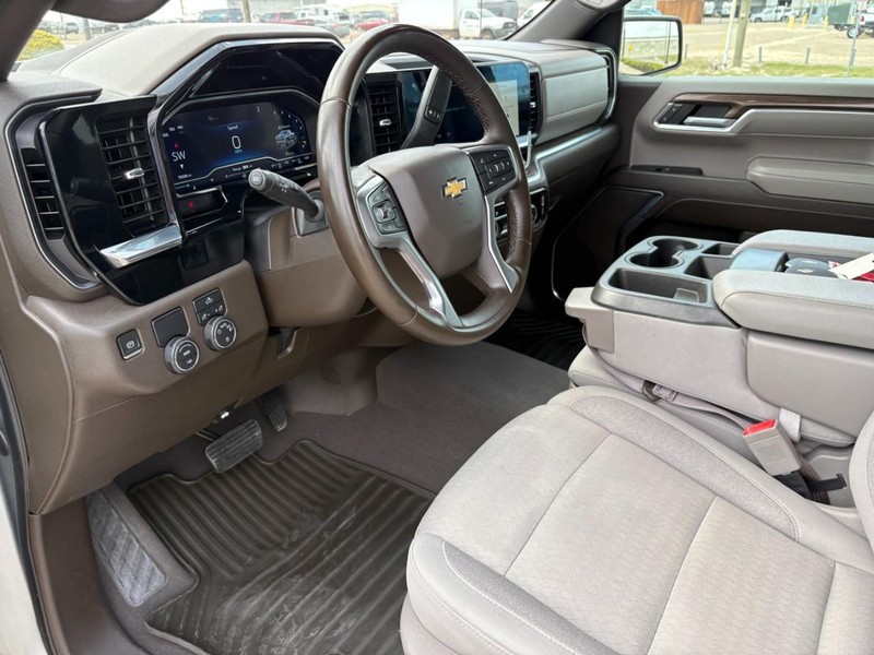 Chevrolet Silverado 1500 Vehicle Full-screen Gallery Image 15