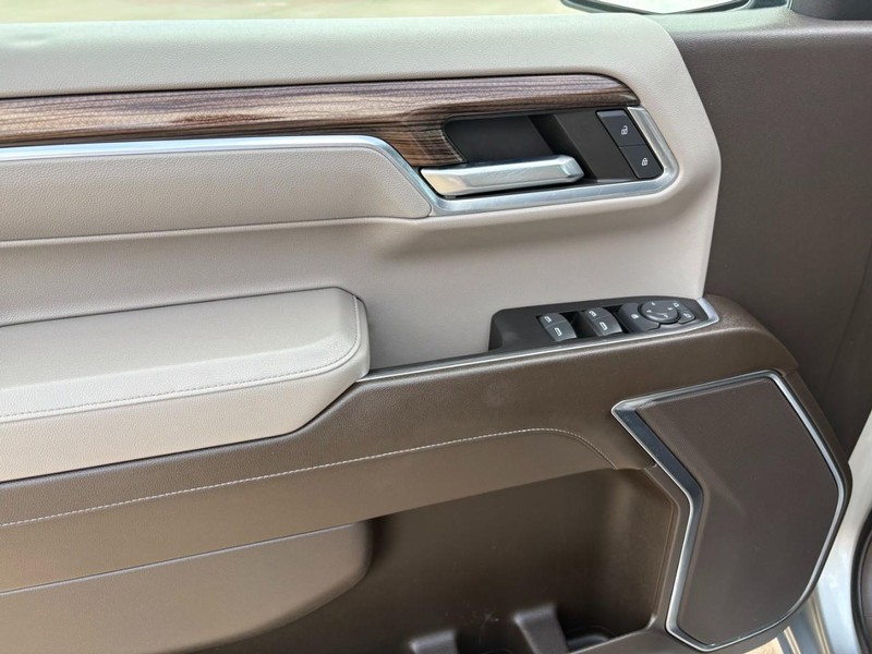 Chevrolet Silverado 1500 Vehicle Full-screen Gallery Image 16