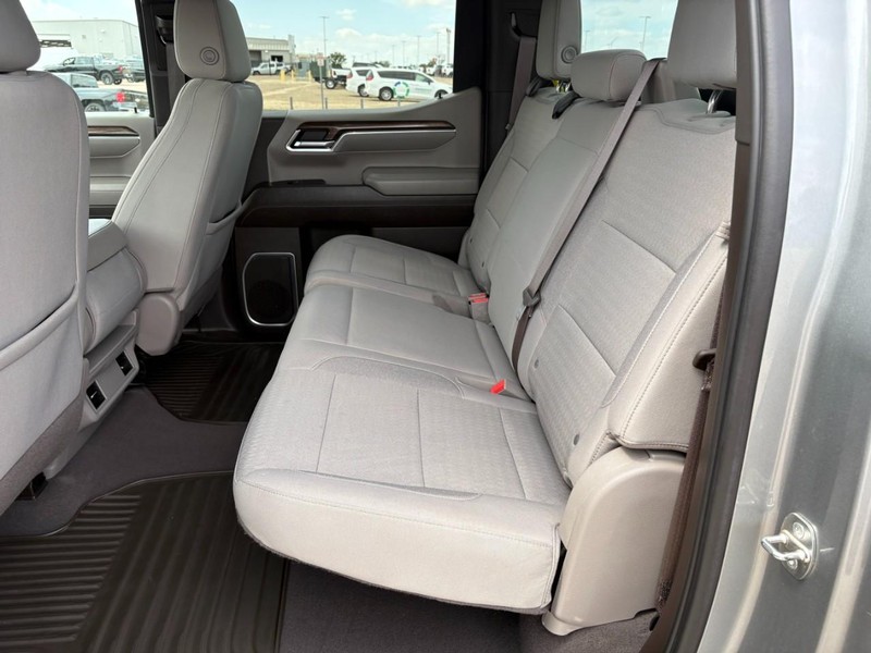 Chevrolet Silverado 1500 Vehicle Full-screen Gallery Image 17