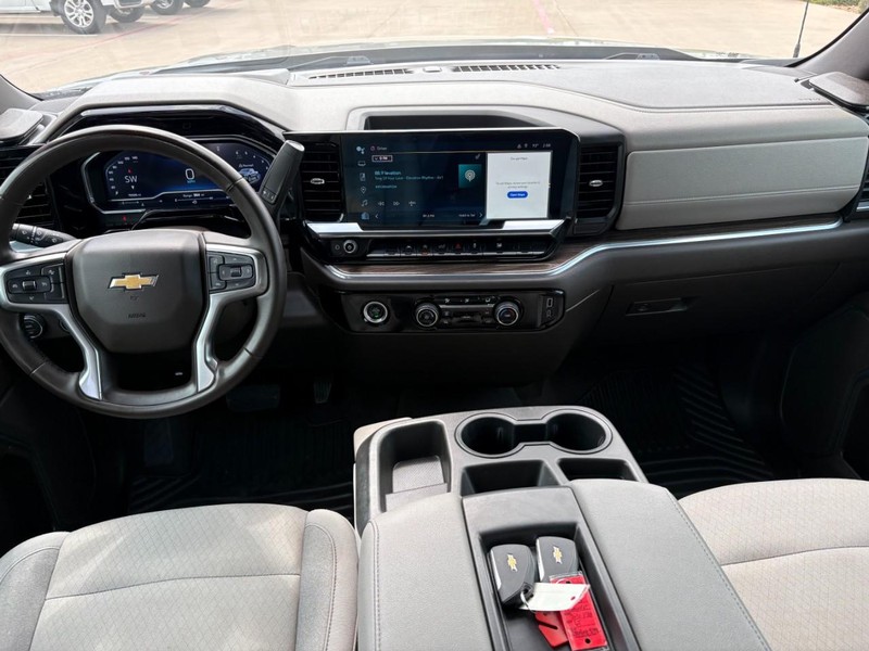 Chevrolet Silverado 1500 Vehicle Full-screen Gallery Image 18