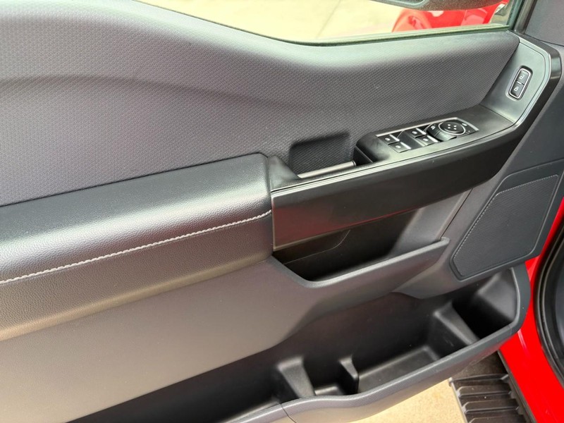 Ford F-150 Vehicle Full-screen Gallery Image 14