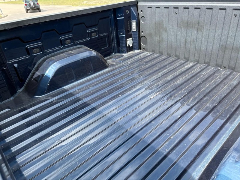 Chevrolet Silverado 1500 Vehicle Full-screen Gallery Image 12