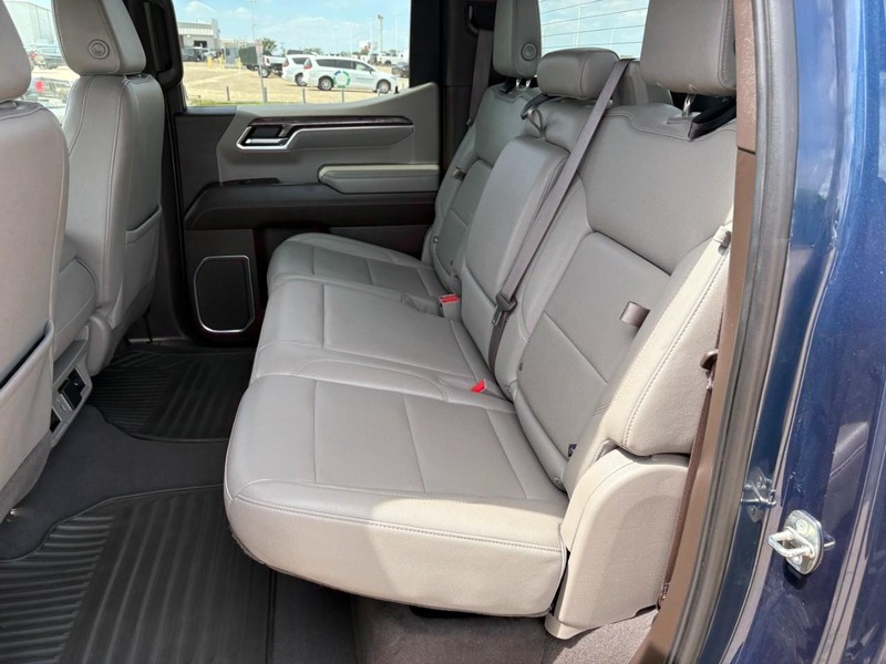 Chevrolet Silverado 1500 Vehicle Full-screen Gallery Image 17