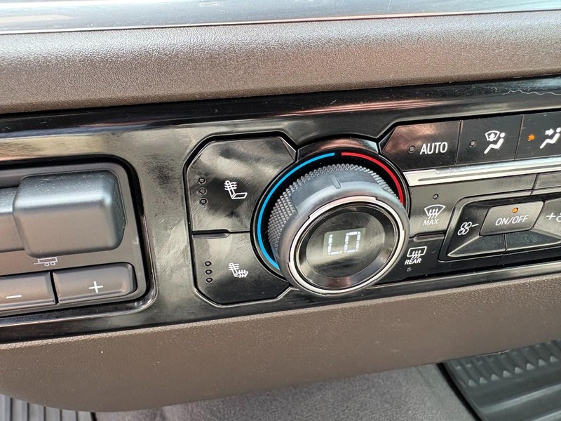 Chevrolet Silverado 1500 Vehicle Full-screen Gallery Image 28