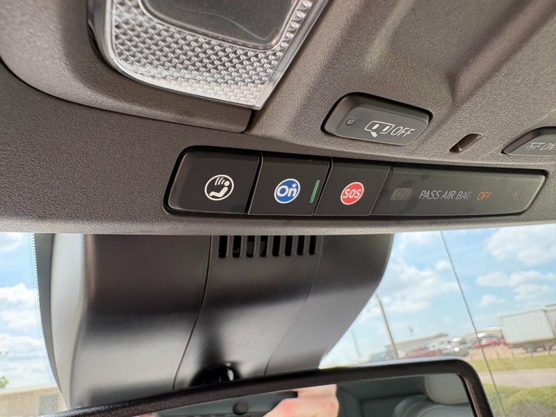 Chevrolet Silverado 1500 Vehicle Full-screen Gallery Image 30