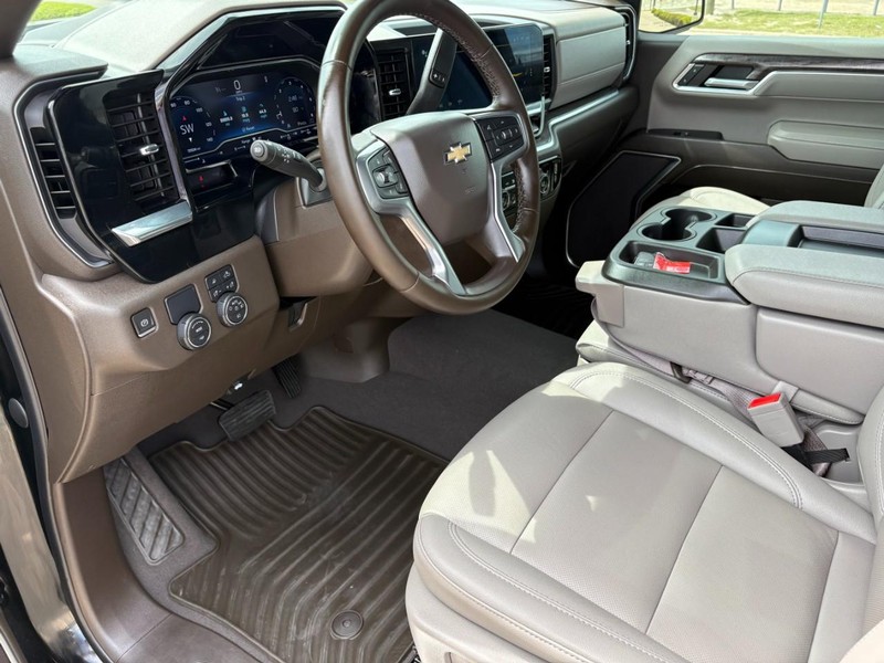 Chevrolet Silverado 1500 Vehicle Full-screen Gallery Image 14
