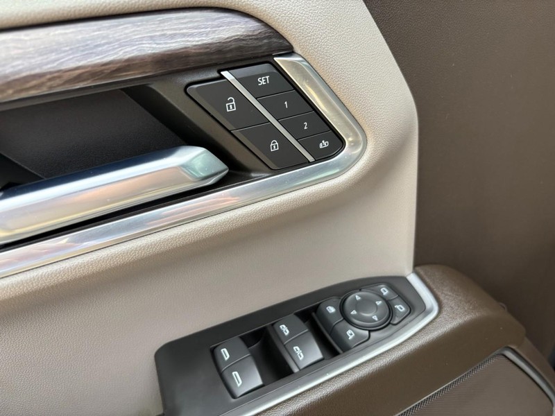 Chevrolet Silverado 1500 Vehicle Full-screen Gallery Image 16