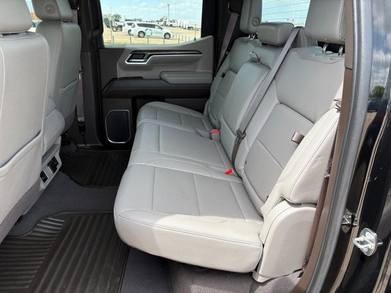 Chevrolet Silverado 1500 Vehicle Full-screen Gallery Image 17