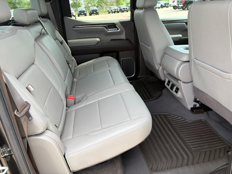 Chevrolet Silverado 1500 Vehicle Full-screen Gallery Image 21