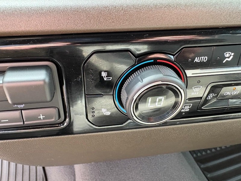 Chevrolet Silverado 1500 Vehicle Full-screen Gallery Image 28