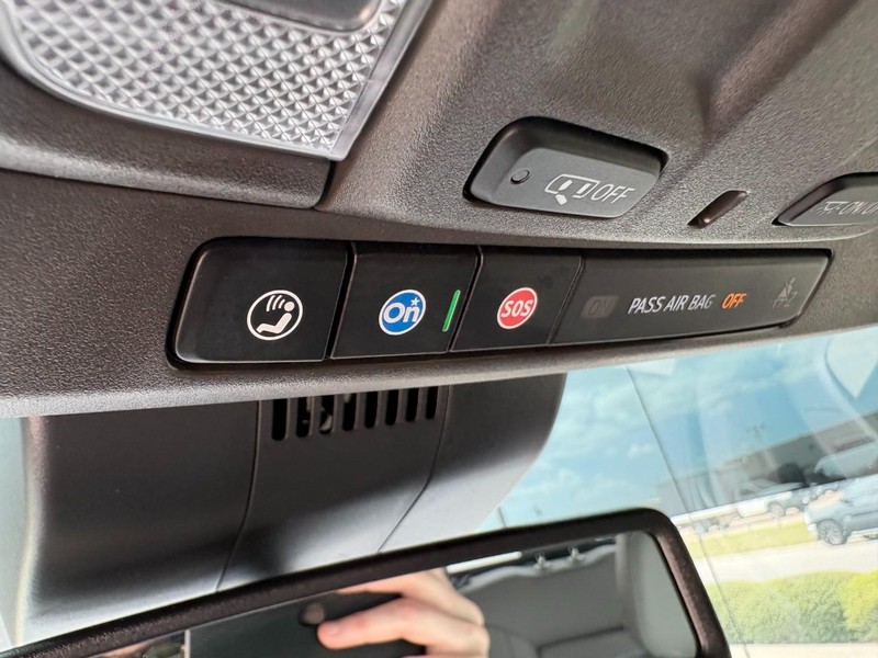 Chevrolet Silverado 1500 Vehicle Full-screen Gallery Image 32