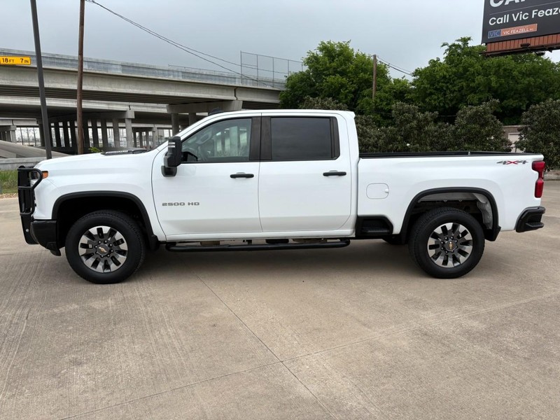 Chevrolet Silverado 2500HD Vehicle Full-screen Gallery Image 3