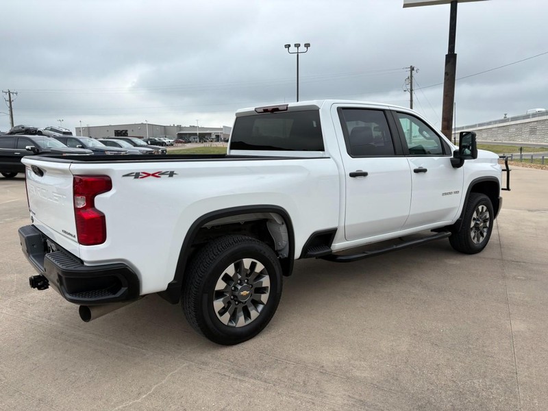 Chevrolet Silverado 2500HD Vehicle Full-screen Gallery Image 6