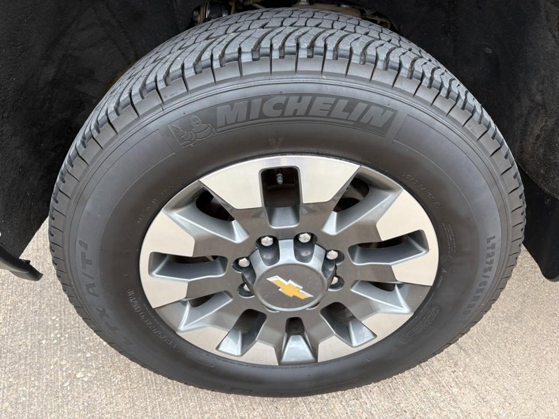 Chevrolet Silverado 2500HD Vehicle Full-screen Gallery Image 10