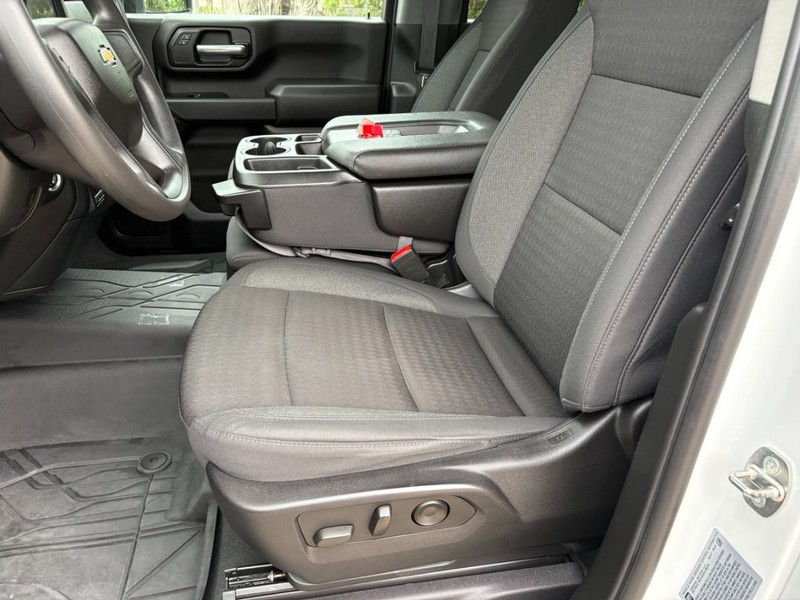 Chevrolet Silverado 2500HD Vehicle Full-screen Gallery Image 13