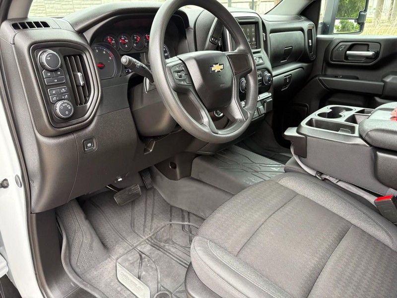 Chevrolet Silverado 2500HD Vehicle Full-screen Gallery Image 14