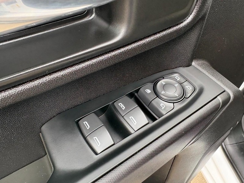 Chevrolet Silverado 2500HD Vehicle Full-screen Gallery Image 15