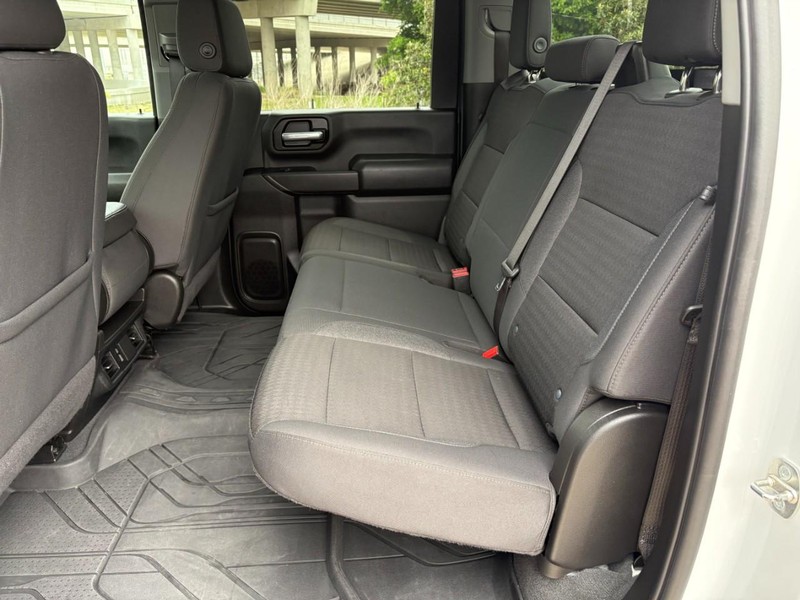 Chevrolet Silverado 2500HD Vehicle Full-screen Gallery Image 16