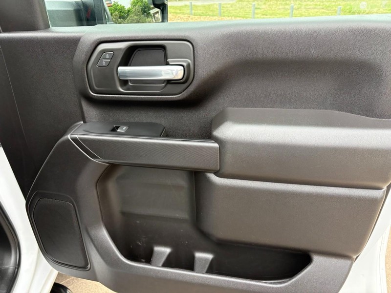 Chevrolet Silverado 2500HD Vehicle Full-screen Gallery Image 18