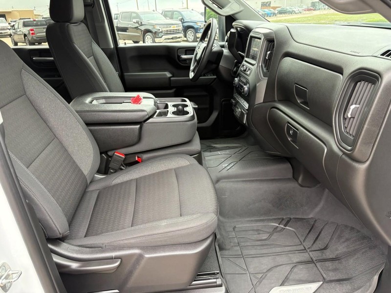 Chevrolet Silverado 2500HD Vehicle Full-screen Gallery Image 19