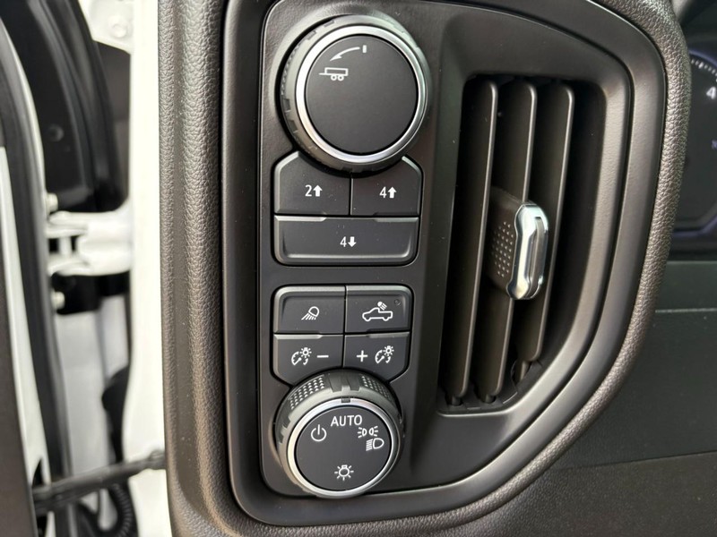 Chevrolet Silverado 2500HD Vehicle Full-screen Gallery Image 22