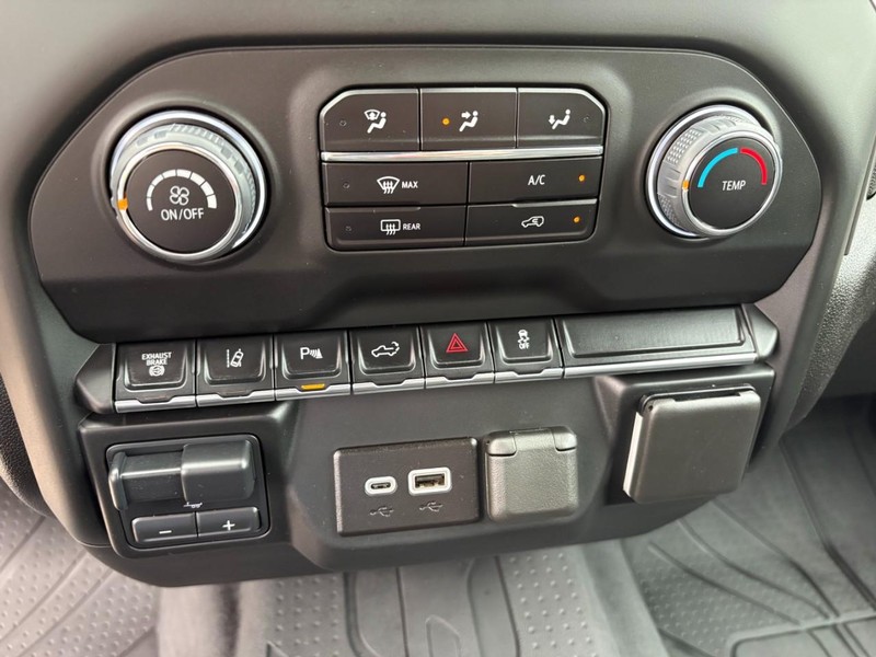 Chevrolet Silverado 2500HD Vehicle Full-screen Gallery Image 23