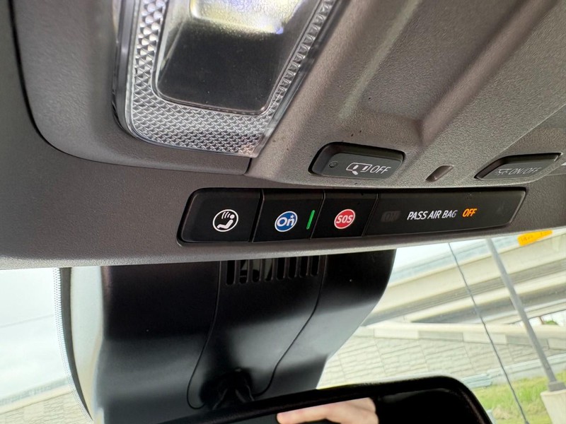 Chevrolet Silverado 2500HD Vehicle Full-screen Gallery Image 26