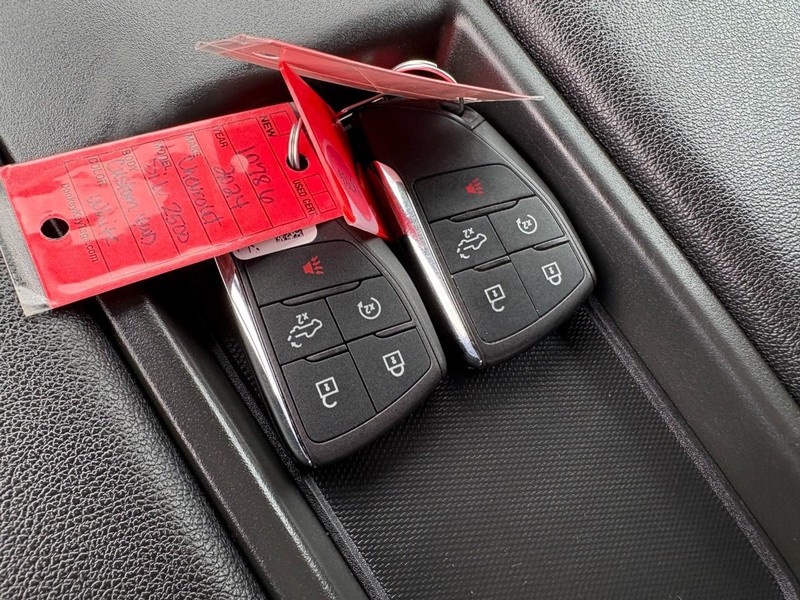 Chevrolet Silverado 2500HD Vehicle Full-screen Gallery Image 27