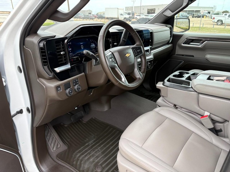 Chevrolet Silverado 1500 Vehicle Full-screen Gallery Image 14