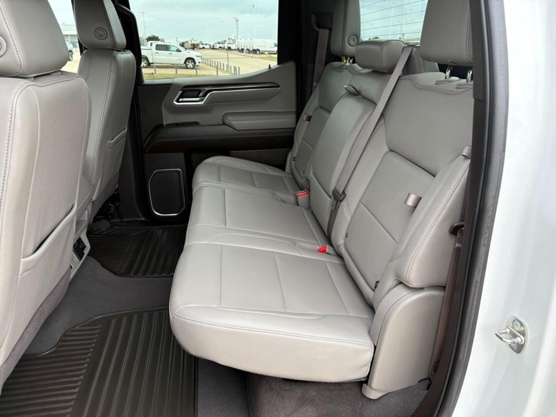 Chevrolet Silverado 1500 Vehicle Full-screen Gallery Image 16
