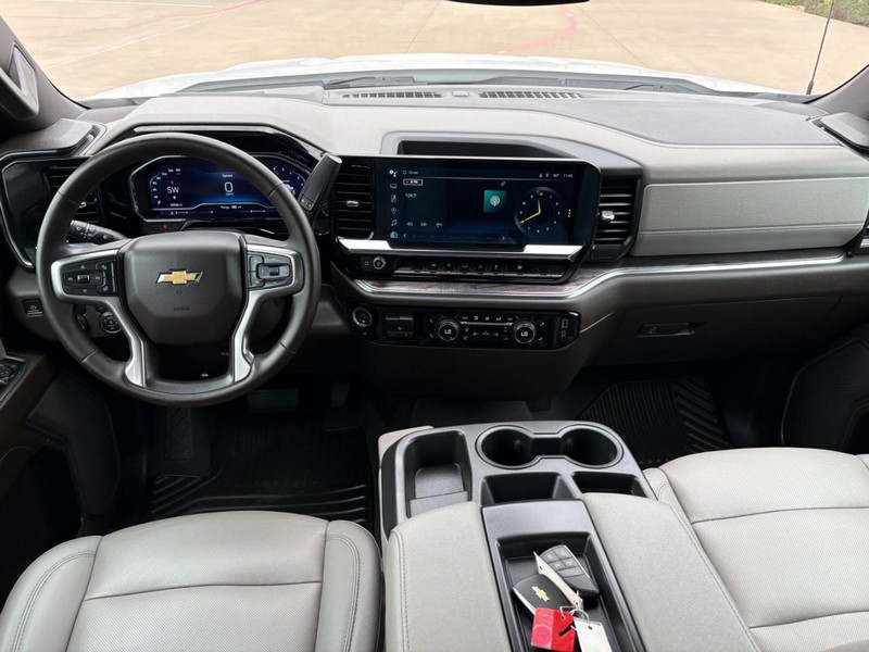 Chevrolet Silverado 1500 Vehicle Full-screen Gallery Image 17