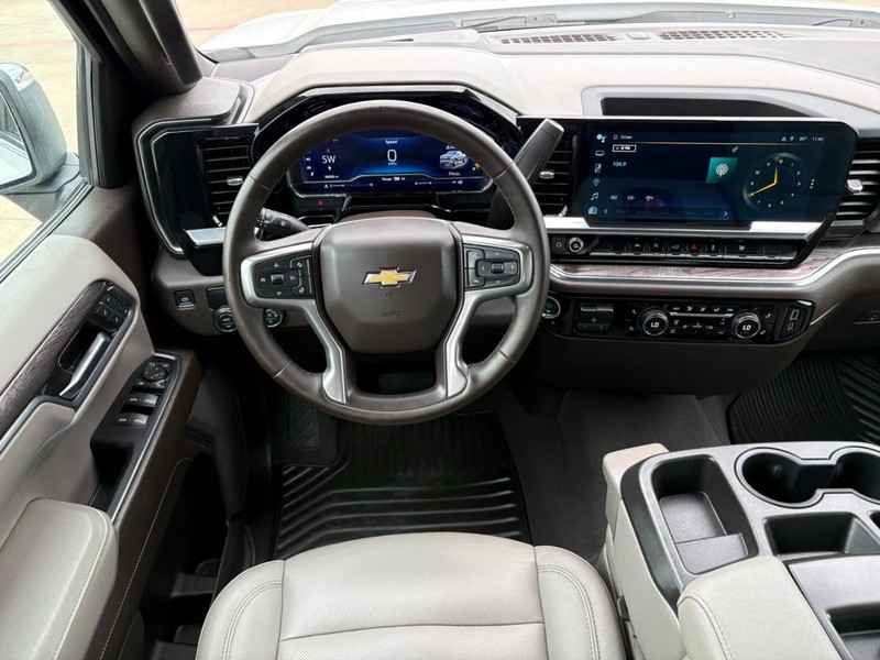 Chevrolet Silverado 1500 Vehicle Full-screen Gallery Image 18