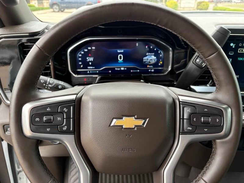 Chevrolet Silverado 1500 Vehicle Full-screen Gallery Image 24