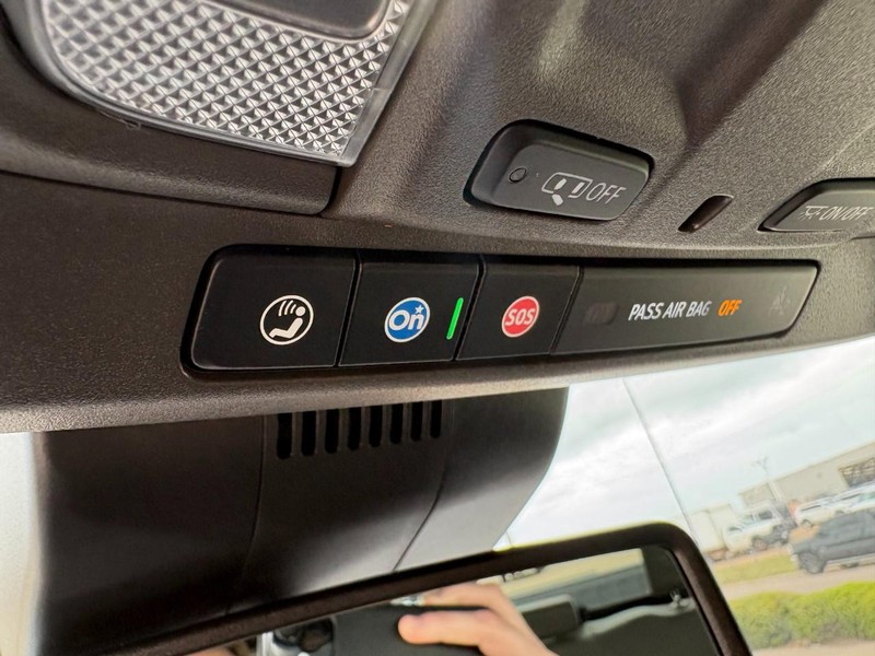 Chevrolet Silverado 1500 Vehicle Full-screen Gallery Image 32