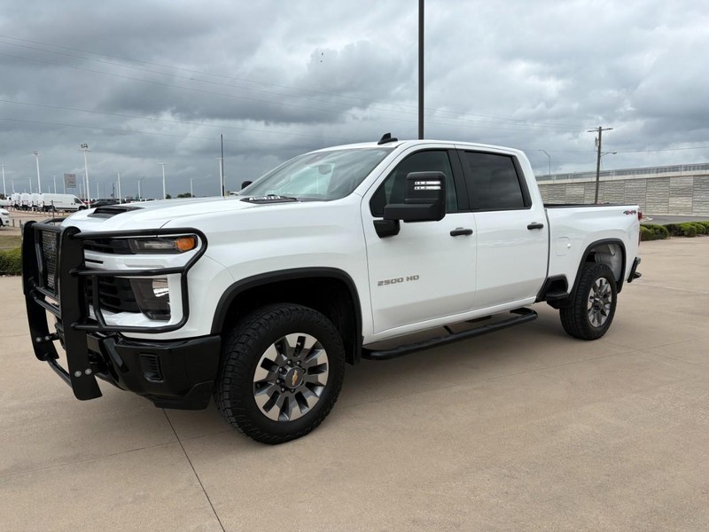 Chevrolet Silverado 2500HD Vehicle Full-screen Gallery Image 2
