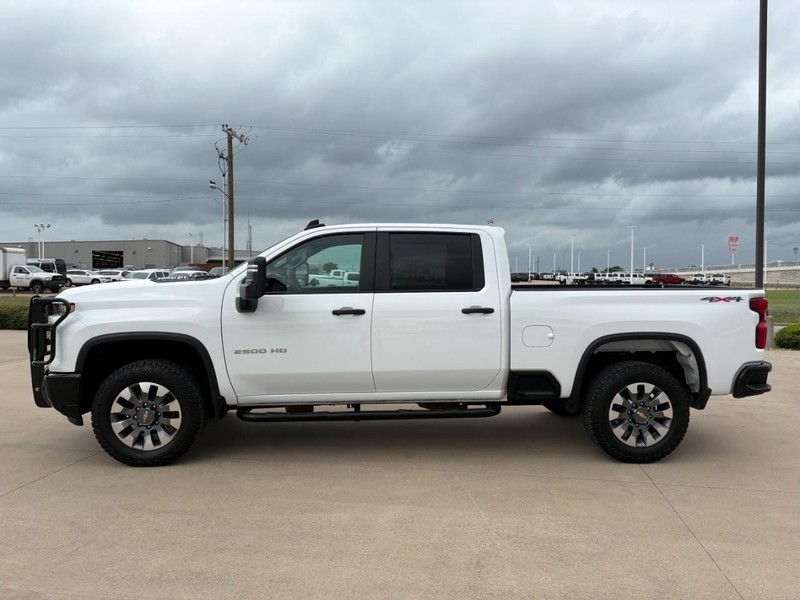 Chevrolet Silverado 2500HD Vehicle Full-screen Gallery Image 3