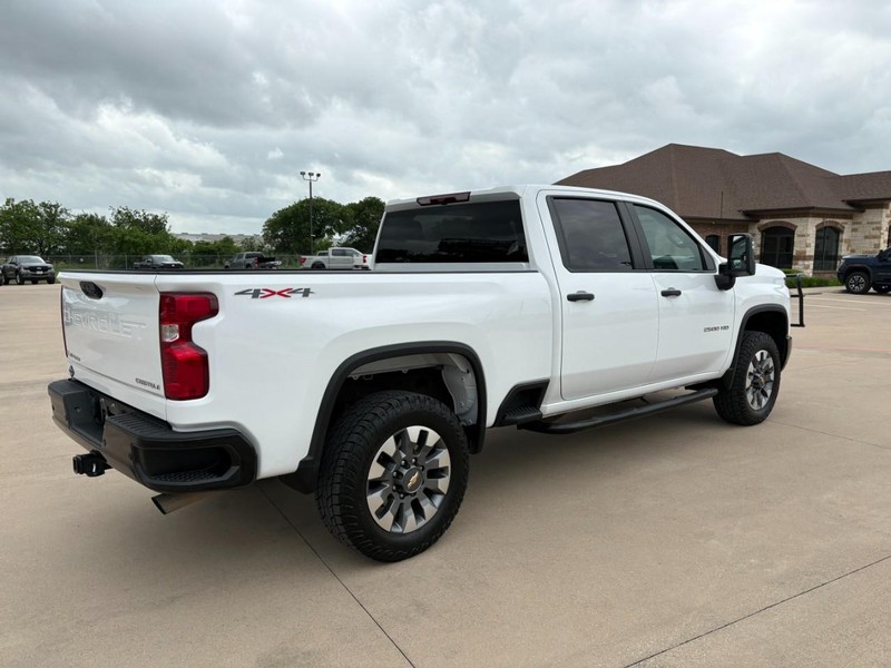 Chevrolet Silverado 2500HD Vehicle Full-screen Gallery Image 5