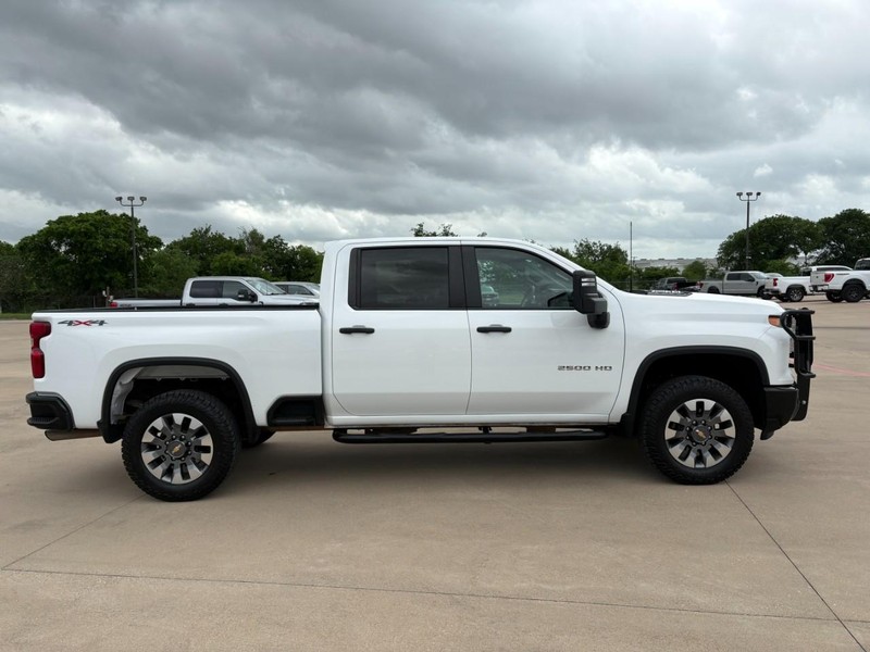 Chevrolet Silverado 2500HD Vehicle Full-screen Gallery Image 6