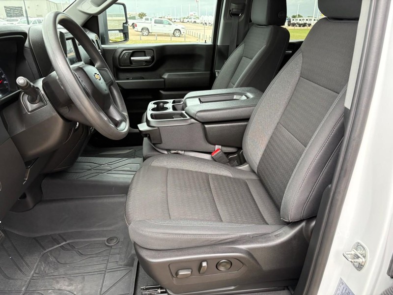 Chevrolet Silverado 2500HD Vehicle Full-screen Gallery Image 11