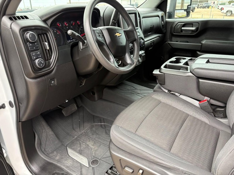 Chevrolet Silverado 2500HD Vehicle Full-screen Gallery Image 12