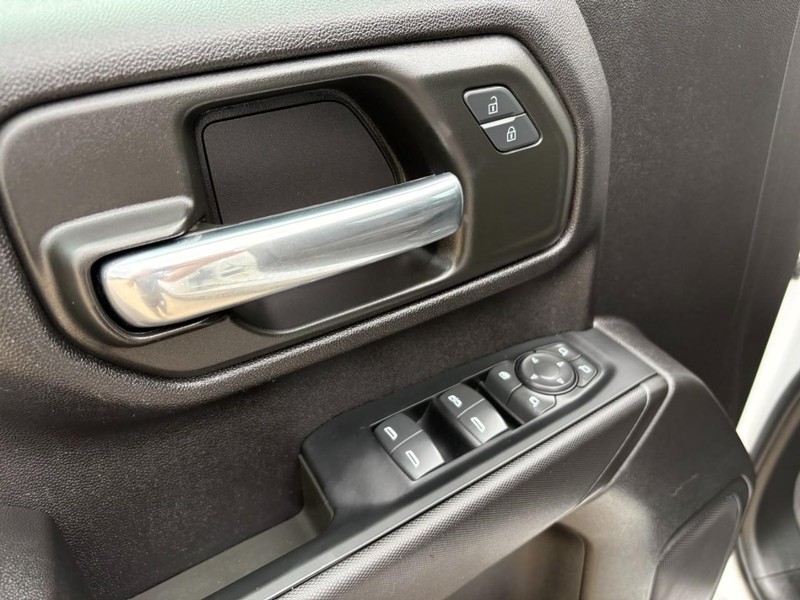 Chevrolet Silverado 2500HD Vehicle Full-screen Gallery Image 13