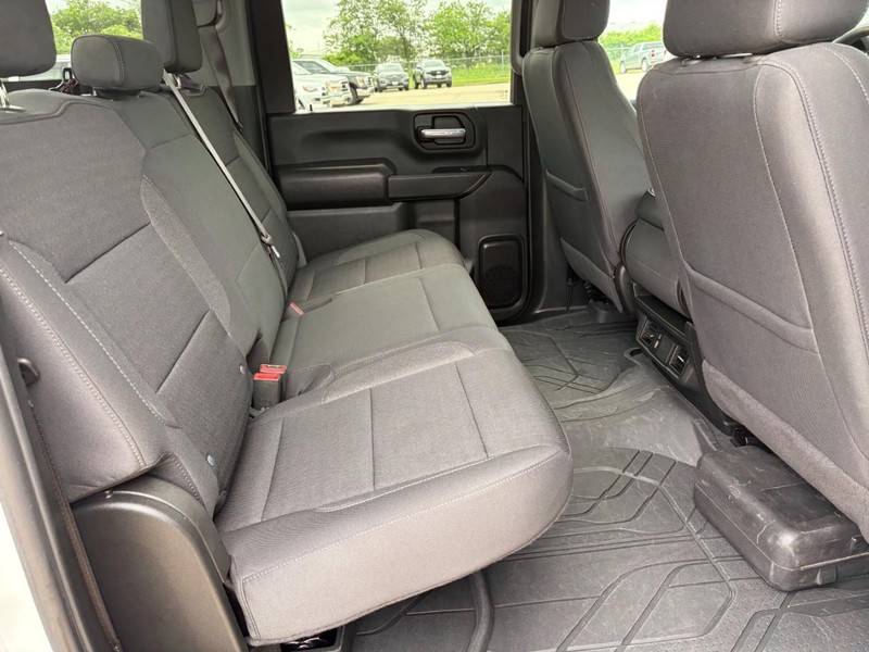 Chevrolet Silverado 2500HD Vehicle Full-screen Gallery Image 18