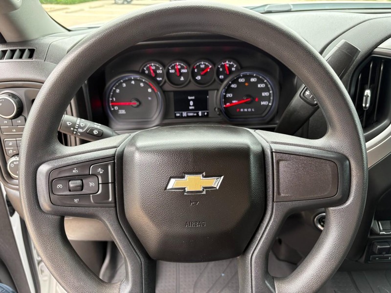 Chevrolet Silverado 2500HD Vehicle Full-screen Gallery Image 21