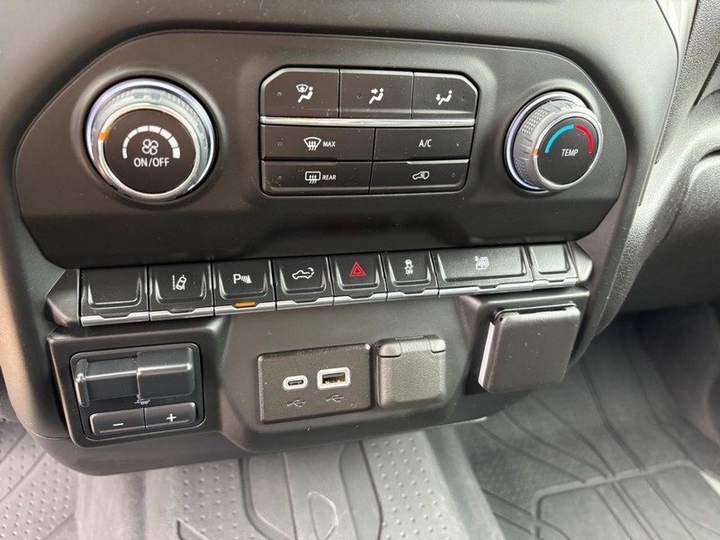 Chevrolet Silverado 2500HD Vehicle Full-screen Gallery Image 22