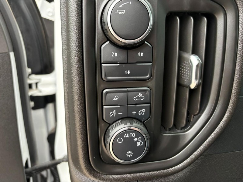 Chevrolet Silverado 2500HD Vehicle Full-screen Gallery Image 25