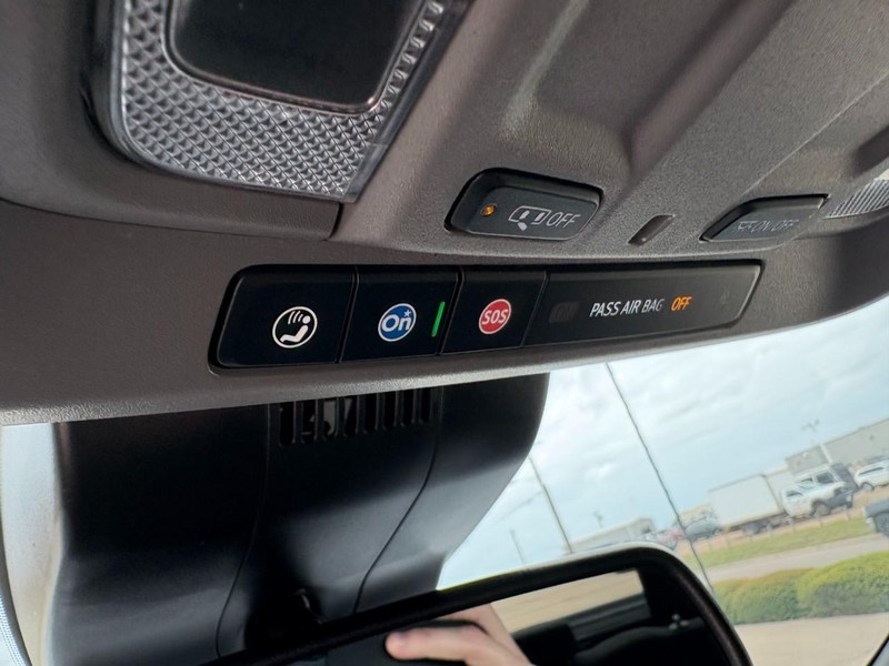 Chevrolet Silverado 2500HD Vehicle Full-screen Gallery Image 26