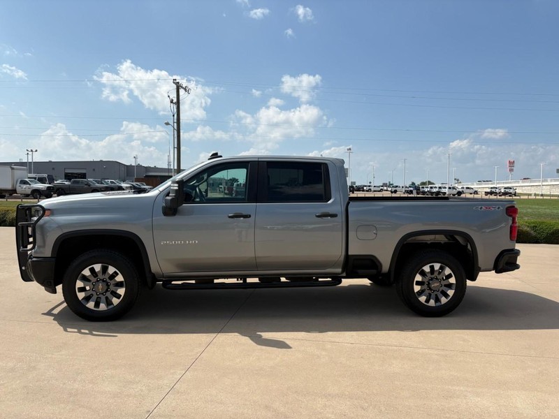 Chevrolet Silverado 2500HD Vehicle Full-screen Gallery Image 2